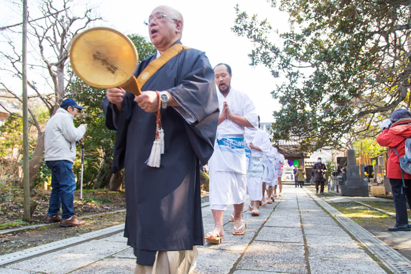 鎌倉で修行僧の水行を見る