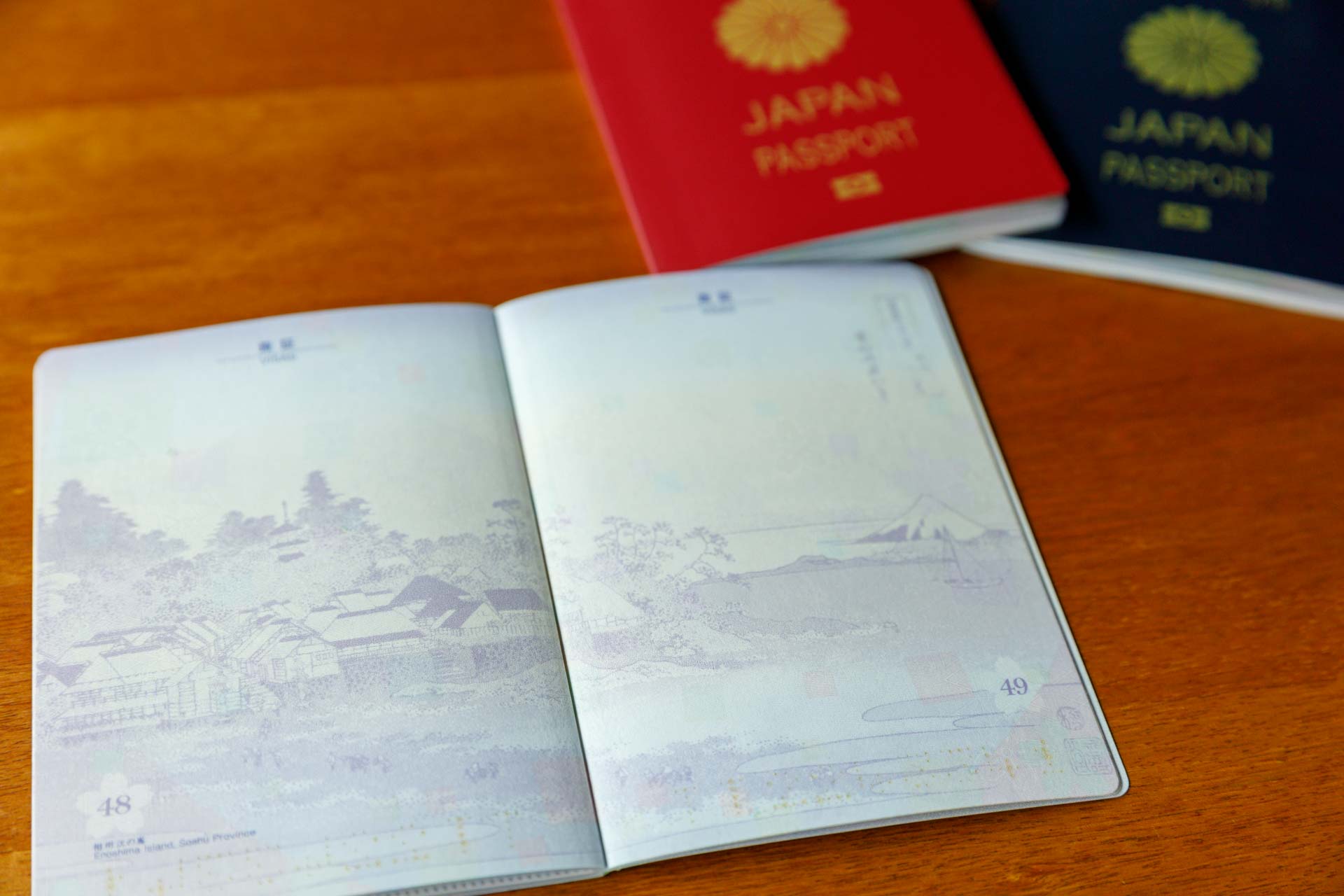 BE-PAL webの記事にした葛飾北斎の「富嶽三十六景」のひとつ「相州江の島」がパスポートに